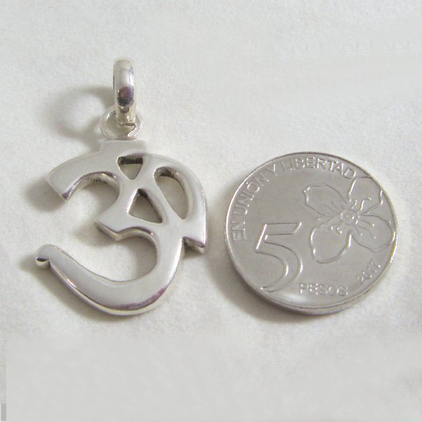 (p1396)Silver pendant motif charm "OM".
